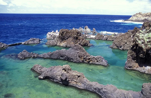 Paisagem marinha pitoresca com com pedras — Fotografia de Stock