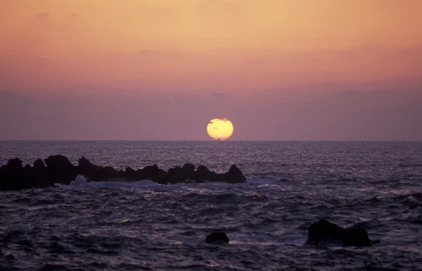 Pittoreska seascape med färgsprakande solnedgång — Stockfoto