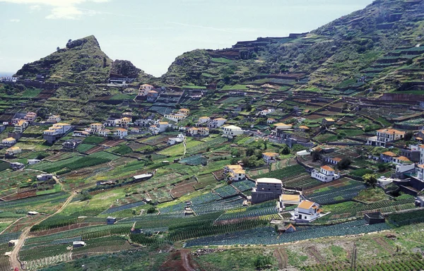 Yeşil tepelerde Köyü manzara — Stok fotoğraf