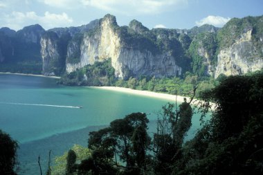 Tayland 'ın güneyindeki Andaman Denizi' ndeki Krabi şehri Ao Nang yakınlarındaki Phra Nang Plajı 'nda. Tayland, Krabi, Nisan 2001
