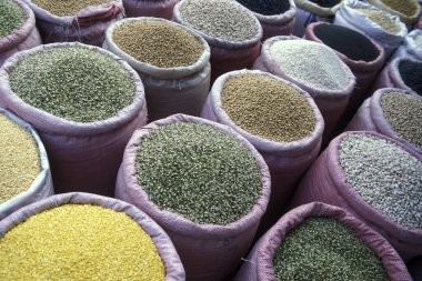 Tayland 'ın güneyinde Andaman Denizi' ndeki Krabi kasabasındaki bir markette fasulye. Tayland, Krabi, Nisan 2001