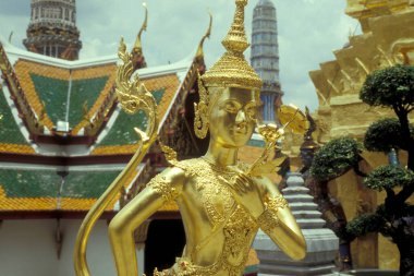 Wat Phra Kaew in ko ratanakosin in in Tayland 'daki Bangkok şehrinde bir figür. Tayland, Bangkok, Nisan 2001
