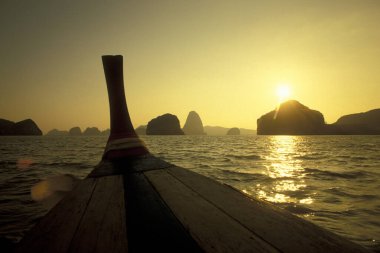 Tayland 'ın güneyindeki Andaman Denizi' ndeki Ao Phang Nga Ulusal Parkı 'nda tekne turu. Tayland, Phang Nga, Nisan 2001