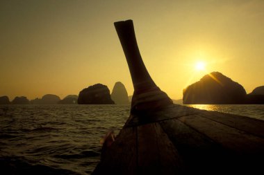 Tayland 'ın güneyindeki Andaman Denizi' ndeki Ao Phang Nga Ulusal Parkı 'nda tekne turu. Tayland, Phang Nga, Nisan 2001