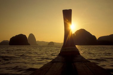 Tayland 'ın güneyindeki Andaman Denizi' ndeki Ao Phang Nga Ulusal Parkı 'nda tekne turu. Tayland, Phang Nga, Nisan 2001