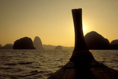 Tayland 'ın güneyindeki Andaman Denizi' ndeki Ao Phang Nga Ulusal Parkı 'nda tekne turu. Tayland, Phang Nga, Nisan 2001