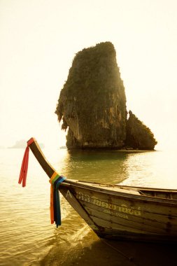 Tayland 'ın güneyindeki Andaman Denizi kıyısındaki Krabi şehri Ao Nang yakınlarındaki Hat Phra Nang Sahili' nde Woodboat 'larla sahil. Tayland, Krabi, Nisan 2001