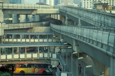 Güney Asya 'da, Tayland' ın Bangkok şehrindeki Siam Meydanı Aerea 'da şehir merkezinde trafik vardı. Tayland, Bangkok, Nisan 2001