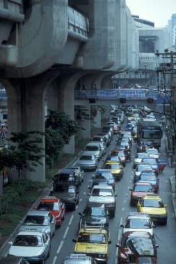 Güney Asya 'da, Tayland' ın Bangkok şehrindeki Siam Meydanı Aerea 'da şehir merkezinde trafik vardı. Tayland, Bangkok, Nisan 2001