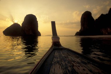 Tayland 'ın güneyindeki Andaman Denizi' ndeki Ao Phang Nga Ulusal Parkı 'nda tekne turu. Tayland, Phang Nga, Nisan 2001