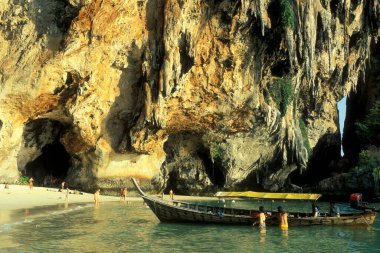 Tayland 'ın güneyindeki Andaman Denizi kıyısındaki Krabi şehri Ao Nang yakınlarındaki Hat Phra Nang Sahili' nde Woodboat 'larla sahil. Tayland, Krabi, Nisan 2001