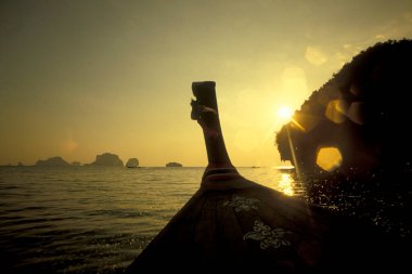 Tayland 'ın güneyindeki Andaman Denizi kıyısındaki Krabi şehri Ao Nang yakınlarındaki Hat Phra Nang Sahili' nde Woodboat 'larla sahil. Tayland, Krabi, Nisan 2001