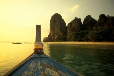 Tayland 'ın güneyindeki Andaman Denizi kıyısındaki Krabi şehri Ao Nang yakınlarındaki Hat Phra Nang Sahili' nde Woodboat 'larla sahil. Tayland, Krabi, Nisan 2001