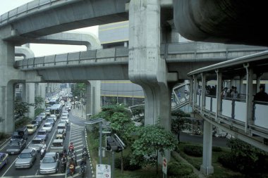 Güney Asya 'da, Tayland' ın Bangkok şehrindeki Siam Meydanı Aerea 'da şehir merkezinde trafik vardı. Tayland, Bangkok, Nisan 2001