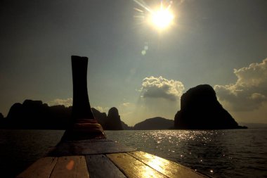 Tayland 'ın güneyindeki Andaman Denizi kıyısındaki Krabi şehri Ao Nang yakınlarındaki Hat Phra Nang Sahili' nde Woodboat 'larla sahil. Tayland, Krabi, Nisan 2001