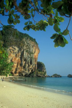 Tayland 'ın güneyindeki Andaman Denizi' ndeki Krabi şehri Ao Nang yakınlarındaki Phra Nang Plajı 'nda. Tayland, Krabi, Nisan 2001