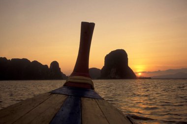 Tayland 'ın güneyindeki Andaman Denizi' ndeki Ao Phang Nga Ulusal Parkı 'nda tekne turu. Tayland, Phang Nga, Nisan 2001