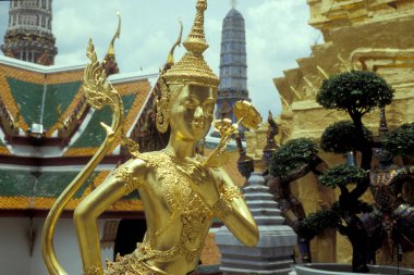 Wat Phra Kaew in ko ratanakosin in in Tayland 'daki Bangkok şehrinde bir figür. Tayland, Bangkok, Nisan 2001
