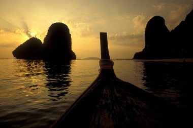 Tayland 'ın güneyindeki Andaman Denizi' ndeki Ao Phang Nga Ulusal Parkı 'nda tekne turu. Tayland, Phang Nga, Nisan 2001