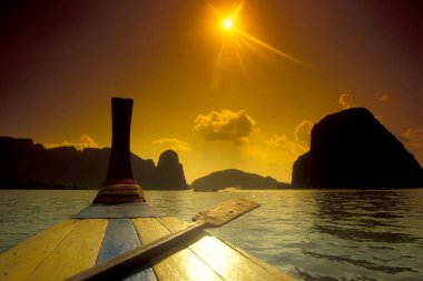 Tayland 'ın güneyindeki Andaman Denizi' ndeki Ao Phang Nga Ulusal Parkı 'nda tekne turu. Tayland, Phang Nga, Nisan 2001