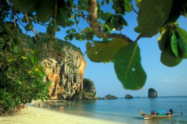 Tayland 'ın güneyindeki Andaman Denizi' ndeki Krabi şehri Ao Nang yakınlarındaki Phra Nang Plajı 'nda. Tayland, Krabi, Nisan 2001