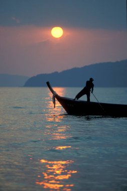 Tour and Fishing Boat in a Beach in Rawai in Phuket in Tayland in Southeastasia. Tayland, Phuket, Nisan 2001