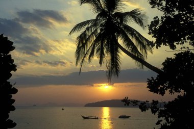 Tayland 'ın güneyindeki Andaman Denizi' ndeki Krabi şehrinin dışındaki Ao Nang yakınlarındaki Hat Phra Nang Plajı 'nda gün batımı. Tayland, Krabi, Nisan 2001