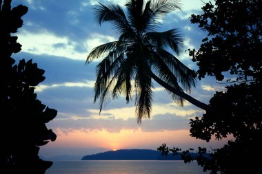 Tayland 'ın güneyindeki Andaman Denizi' ndeki Krabi şehrinin dışındaki Ao Nang yakınlarındaki Hat Phra Nang Plajı 'nda gün batımı. Tayland, Krabi, Nisan 2001