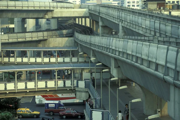 Güney Asya 'da, Tayland' ın Bangkok şehrindeki Siam Meydanı Aerea 'da şehir merkezinde trafik vardı. Tayland, Bangkok, Nisan 2001
