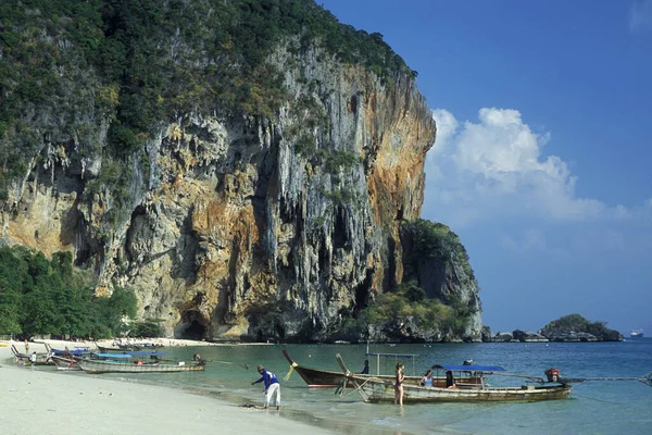 位于泰国南部安达曼海的克拉比市奥南市附近的铁道上的Hat Phra Nang海滩上的木船 Krabi 2001年4月 — 图库照片