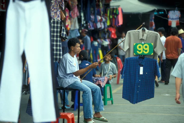 バンコクのチャトゥチャック週末マーケットでの販売とショップ東南アジアのタイのバンコク バンコク 2001年4月 — ストック写真