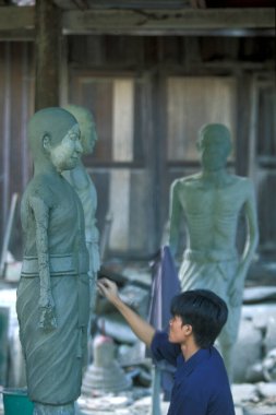 Kamboçya 'nın Kampong Thom şehrinin doğusundaki Kakthe Köyü' nde bir Buda oyma fabrikası. Kamboçya, Kampong Thom, Şubat 2001