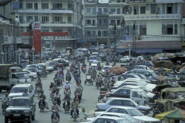 Kamboçya 'nın Phnom Penh kentindeki Psar Thmei pazarında bir yol. Kamboçya, Phnom Penh, Şubat 2001,