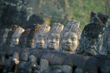 Kamboçya 'nın batısındaki Siem Reap şehrinin yakınlarındaki Angkor Tapınak Şehri' ndeki Angkor Tom şehrine giden güney kapısındaki köprüde taş bir yüz. Kamboçya, Siem Reap, Şubat 2001