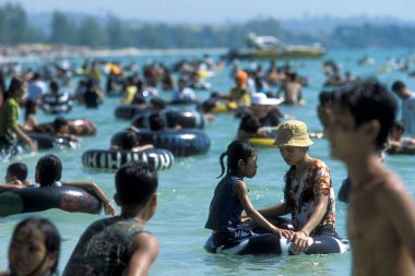 Kamboçya halkı, Kamboçya 'nın güneyindeki Sihanoukville kasabasındaki Tayland Gölü' ndeki bir plajda halk tatilinde. Kamboçya, Sihanoukville, Şubat 2001,