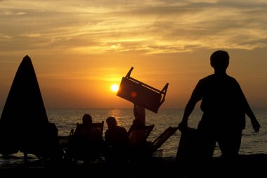 Kamboçya 'nın güneyindeki Sihanoukville şehrinde, Tayland Gölü' nde bir sahilde yemek satan bir kadın. Kamboçya, Sihanoukville, Şubat 2001,