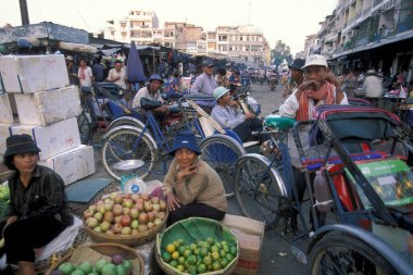 Kamboçya 'nın Phnom Penh kentindeki Psar Thmei pazarında bir yol. Kamboçya, Phnom Penh, Şubat 2001,
