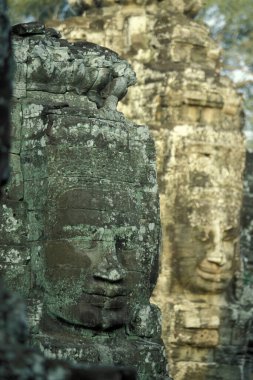 Kamboçya 'nın batısındaki Siem Reap şehrinin yakınlarındaki Angkor Tapınağı' ndaki Angkor Thom Tapınağı 'nın Tapınak Harabeleri' nde taş bir yüz. Kamboçya, Siem Reap, Şubat 2001