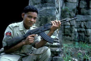 Kamboçya 'nın Siem Reap kasabası yakınlarındaki Angkor harabelerinde kırmızı Khmer ya da khmer zaman diliminde ordu ve güvenlik kontrol merkezi. Kamboçya, Phnom Penh, Şubat 1996,