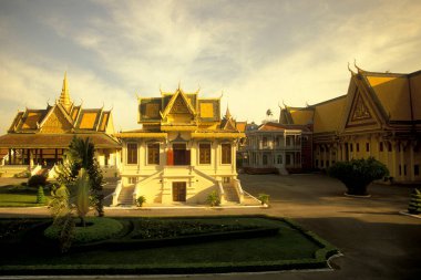 Kamboçya 'nın Phnom Penh şehrindeki Kraliyet Sarayı' nın mimarisi. Kamboçya, Phnom Penh, Şubat 2001