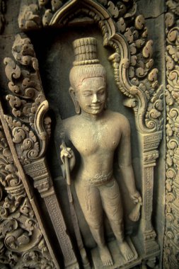 Kamboçya 'nın batısındaki Siem Reap şehrinin yakınındaki Angkor Tapınağı' nın yaklaşık 32 km kuzeyindeki Banteay Srei Tapınağı kalıntıları. Kamboçya, Siem Reap, Şubat 2001