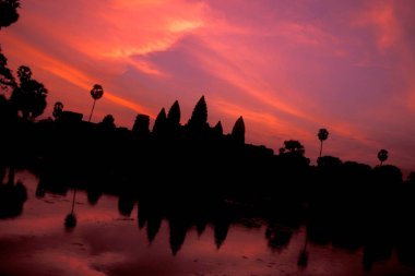  Angkor Wat Tapınağı Kamboçya 'nın batısındaki Siem Reap şehrinin yakınındaki Angkor Tapınağı. Kamboçya, Siem Reap, Şubat 2001
