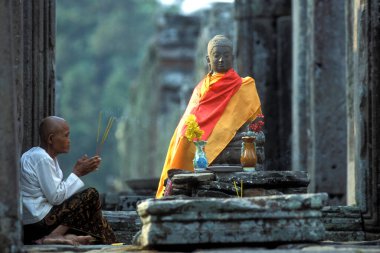 Angkor Thom Tapınağı 'ndaki Angkor Thom Tapınağı' ndaki Angkor Wat Tapınağı 'nda, Kamboçya' nın batısındaki Siem Reap şehrinin yakınlarında bir kadın keşiş. Kamboçya, Siem Reap, Şubat 2001