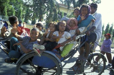 Kamboçya 'nın Phnom Penh şehrinde bisiklet riksha taksi trafiği. Kamboçya, Phnom Penh, Şubat 2001,