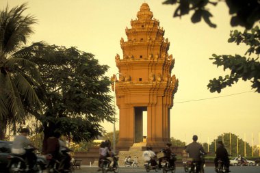 Kamboçya 'nın Phnom Penh kentindeki Sihanouk Bulvarı' ndaki Bağımsızlık Anıtı. Kamboçya, Phnom Penh, Şubat 2001