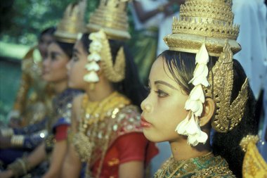 Kamboçya 'nın batısındaki Siem Reap şehrinin yakınlarındaki Angkor Tapınağı' ndaki Preah Khan Tapınağı 'nda dans eden bir kadın. Kamboçya, Siem Reap, Şubat 2001