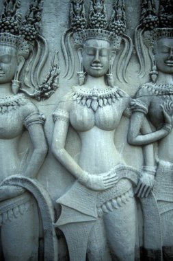 Kamboçya 'nın batısındaki Siem Reap şehrinin yakınındaki Angkor Tapınağı' ndaki Angkor Wat Tapınağı 'nda bir apsara taşı oyması. Kamboçya, Siem Reap, Şubat 2001