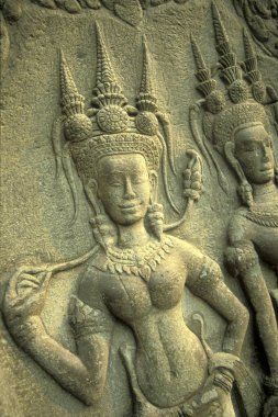 Kamboçya 'nın batısındaki Siem Reap şehrinin yakınındaki Angkor Tapınağı' ndaki Angkor Wat Tapınağı 'nda bir apsara taşı oyması. Kamboçya, Siem Reap, Şubat 2001