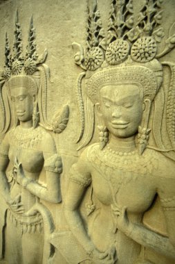 Kamboçya 'nın batısındaki Siem Reap şehrinin yakınındaki Angkor Tapınağı' ndaki Angkor Wat Tapınağı 'nda bir apsara taşı oyması. Kamboçya, Siem Reap, Şubat 2001