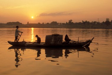 Kamboçya 'nın merkezindeki Kampong Cham köyünde Mekong nehrinde bir balıkçı teknesi. Kamboçya, Kampong Cham, Şubat 2001,